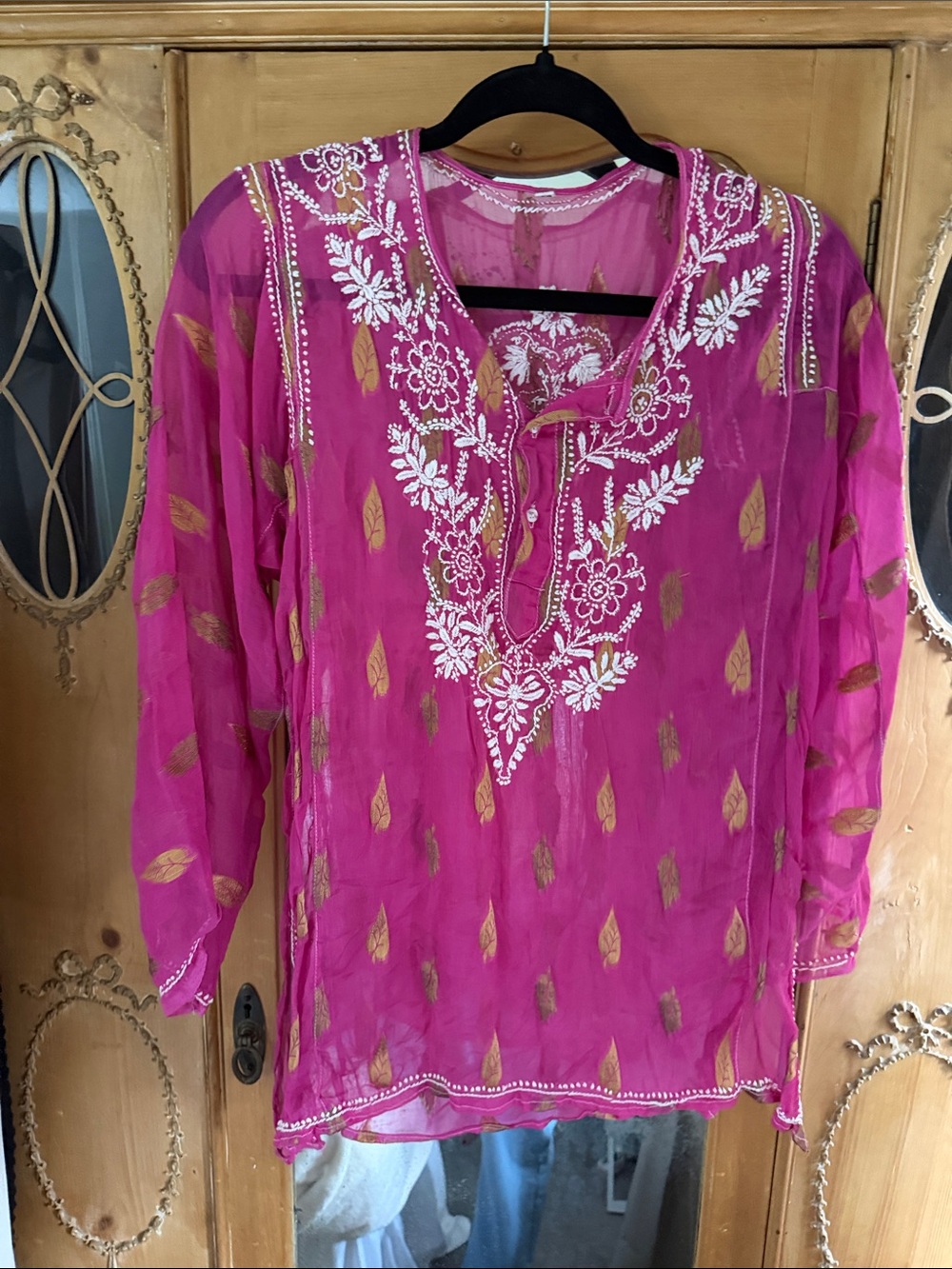 Source Unknown Fuchsia Tunic with White Embroidery and Gold Leaf Motif